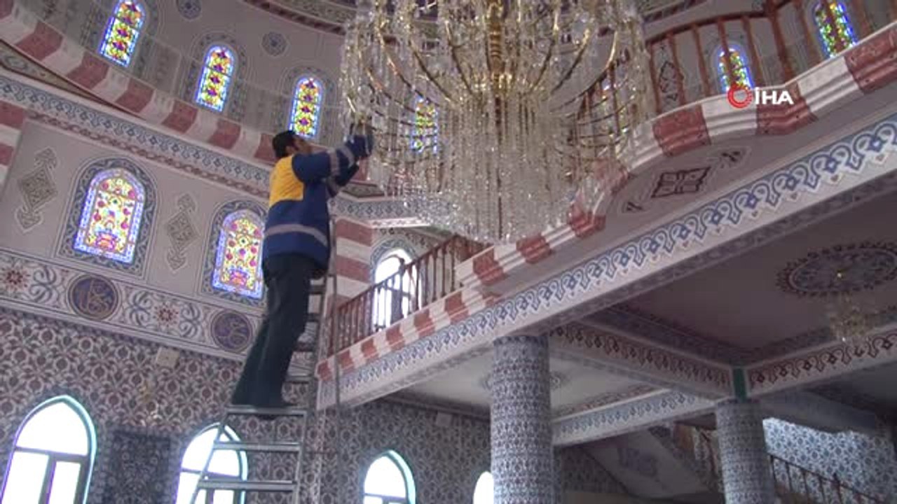 Gül Kokulu Camiler' Sloganıyla Camiler Tek Tek Temizlenerek Gül Suyuyla Yıkanıyor