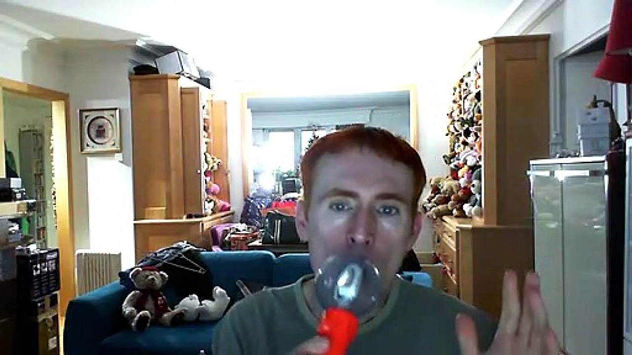 Wiwi égratigne "na tondi oa" de Petit Pays