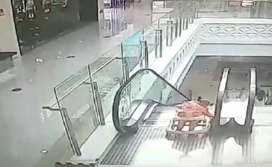 Yürüteçteki Bebek Yürüyen Merdivenden Aşağı Yuvarlandı, Son Anda Kurtarıldı