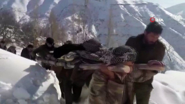 Köy yolu kapandı, rahatsızlanan adam ambulansa omuzlarda taşındı