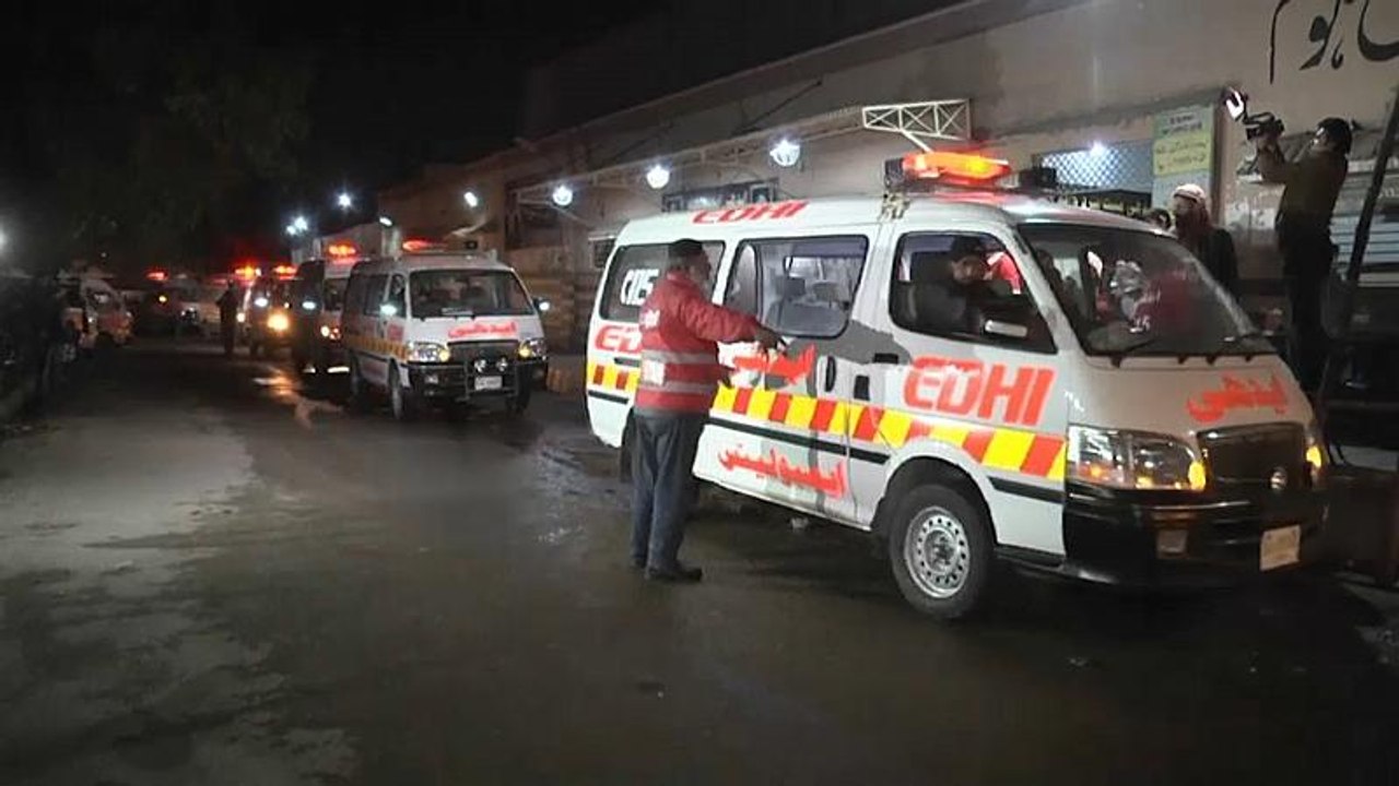 فيديو: مقتل 27 شخصا في ارتطام حافلة بناقلة نفط...