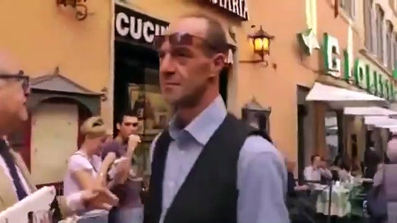 Questa anziana signora romana incontra un politico e lo insulta