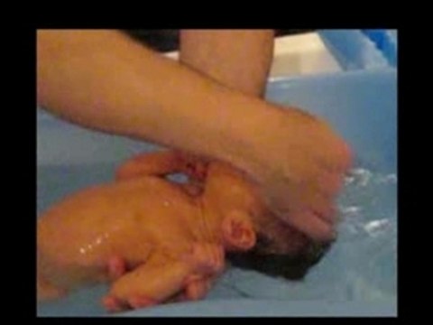 Mila prend son bain à deux mois