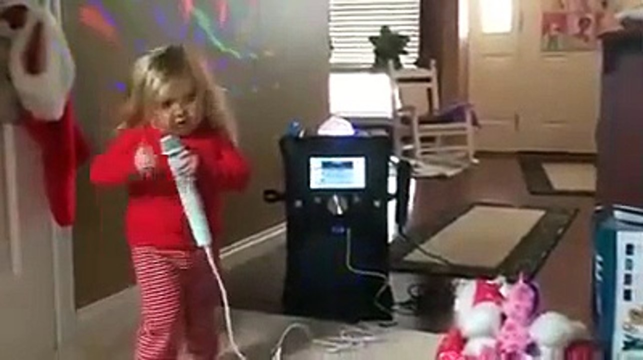 Questa bambina vi regalerà 1 minuto di sorrisi e felicità!