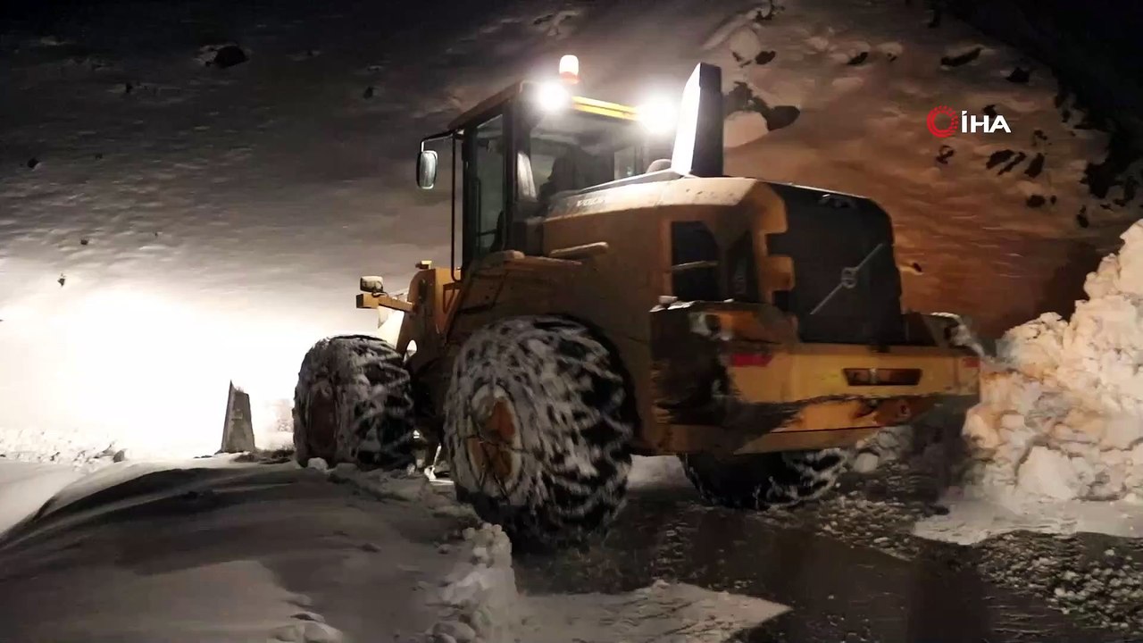 Karla Mücadele Ekiplerinin Zorlu Gece Mesaisi