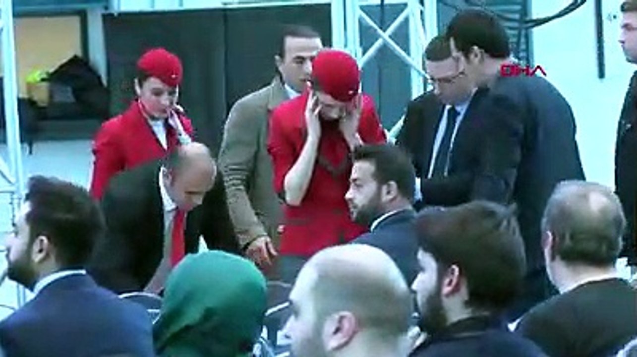 Ulaştırma Bakanı Turhan konuşurken bir hostes fenalaştı