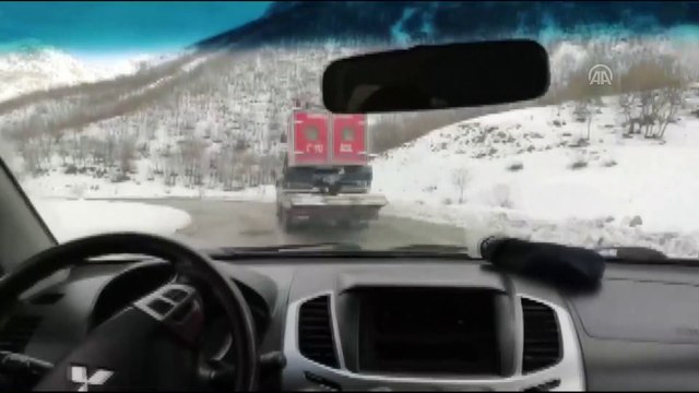 Karlı uçurumu aşıp doğum yapan anne ve bebeğine ulaştılar - VAN