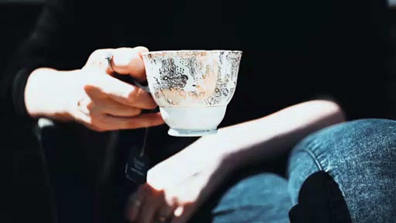 デビット松元　Person Holding Tea Cup