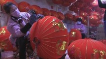 Miles de farolillos rojos se preparan para iluminar el Año Nuevo chino