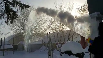 Pistolet à eau dans le froid avec de l'eau chaude