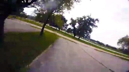 Un drone plonge à l'intérieur d'une structure en métal