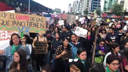 Equatorianos marcham contra feminicídio e xenofobia