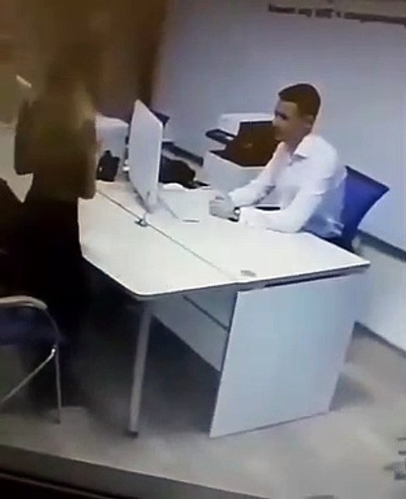 Une femme enlève sa robe pour obtenir un prêt de son banquier !