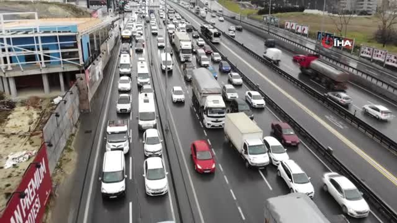 E-5'ten Yan Yola Devrilen Vinç Trafiği Kilitledi, Trafik Havadan Görüntülendi