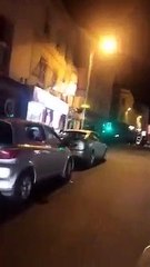 Un conducteur met sa sono à fond dans la rue un samedi soir