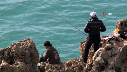 Uyarılar fayda etmiyor, 30 metrelik falezlerde balık avı
