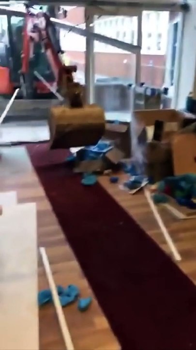 Un ouvrier qui n'a pas été payé détruit la réception d'un hôtel avec une pelleteuse