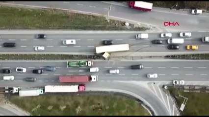 İstanbul- Esenyurt'ta Tır Bariyerlere Çarptı, Trafik Aksıyor