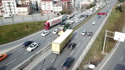 İstanbul- Esenyurt'ta Tır Bariyerlere Çarptı, Trafik Aksıyor