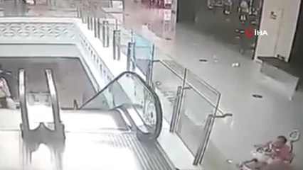Çin'de Yürüteçteki Bebek Yürüyen Merdivenlerden Yuvarlandı