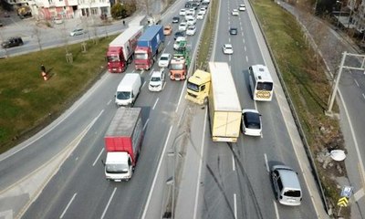 Esenyurt'ta TIR bariyerlere çarptı