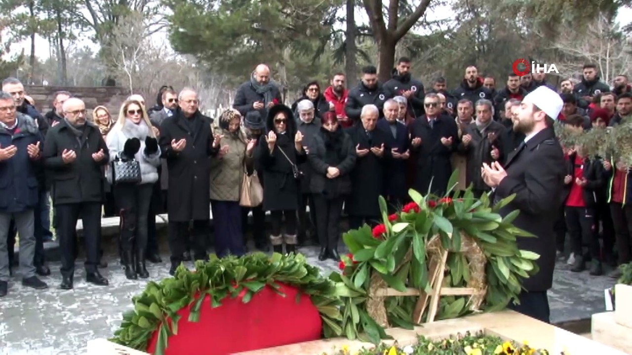 İlhan Cavcav kabri başında anıldı