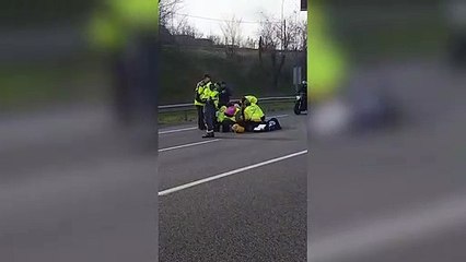 Taxista tendido en el suelo tras ser atropellado por un vehículo