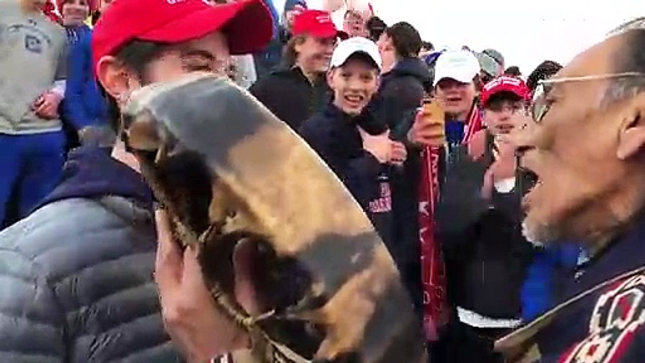 États-Unis : un Amérindien moqué par des lycéen...