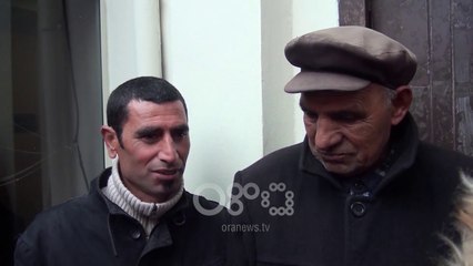 Ora News - Kartat e identitetit, radhë e pritje në zyrat e aplikimit në Berat dhe Elbasan