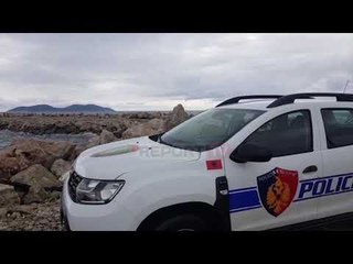 Report TV - Trafikantët ndiqen në det, braktisin gomonen me 1 ton kanabis në grykëderdhjen e Vjosës