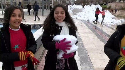 Kente kar yağmayınca çocuklar için kamyonlarla getirdiler