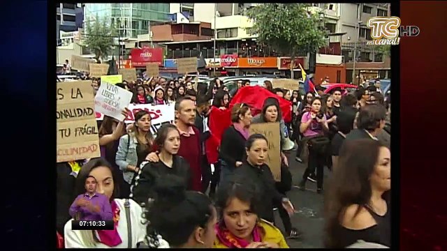 Marcha con antorchas en Quito contra la violencia de género