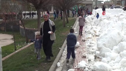 Kente Kar Yağmayınca Çocuklar İçin Kamyonlarla Getirdiler