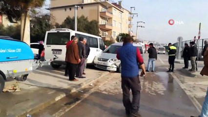 Kaza yapan iki araç yayaların arasında daldı: 3 yaralı