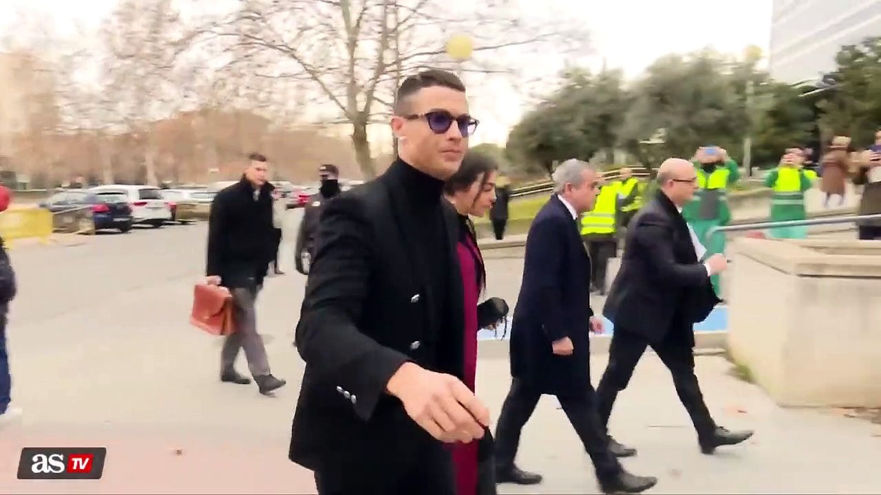 El enfado del único fan al que firmó Cristiano antes de entrar en el juzgado  Diario AS