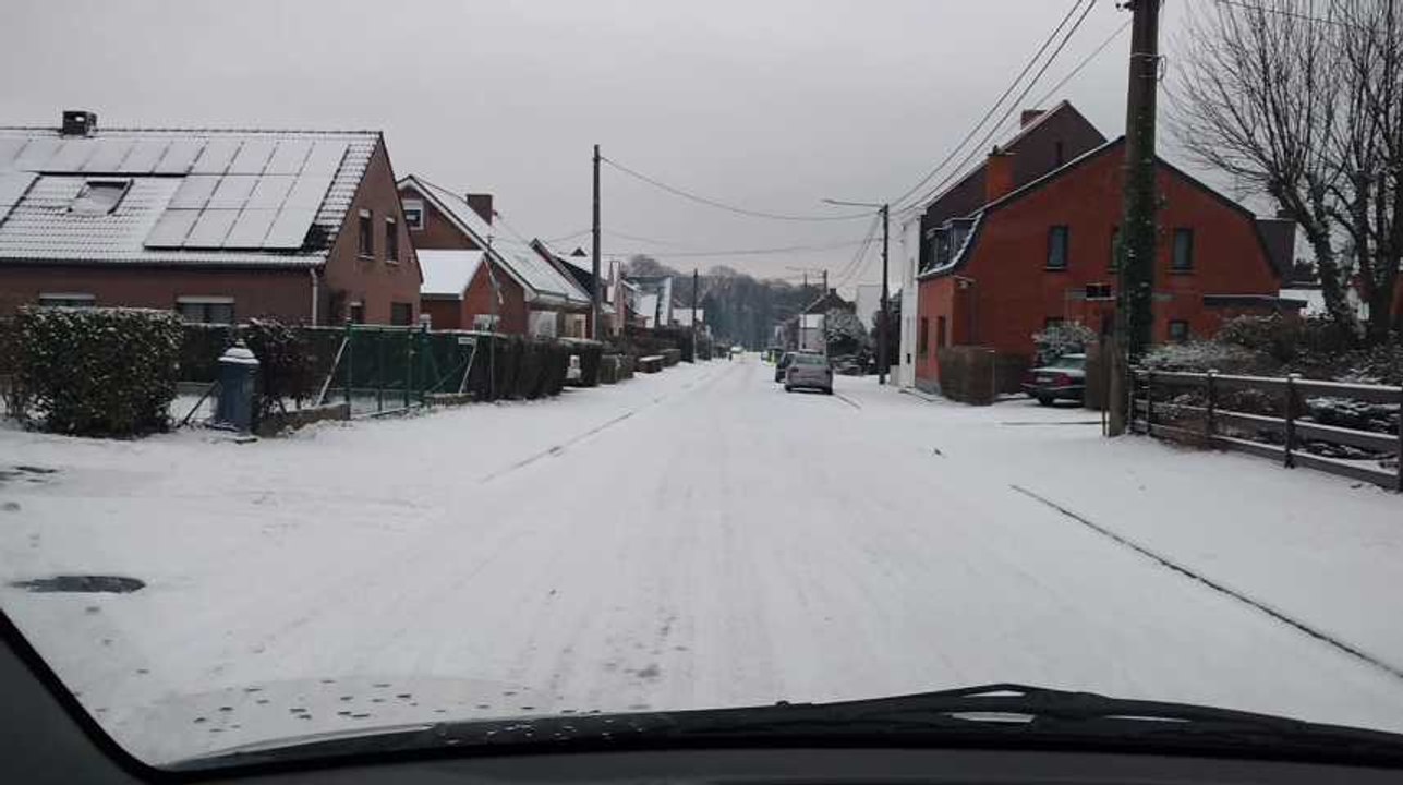 Région de Mons/Borinage.Pourquoi certains axes routiers ne sont pas déneigé avant verglas.Video Éric Ghislain