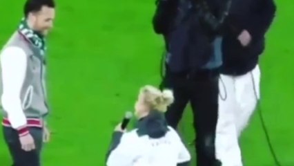Sa copine le demande en mariage, il lui fait la pire humiliation