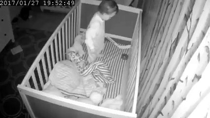 Cet adorable petit enfant joue le hockey dans son lit