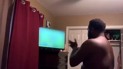 Ce fan éclate la TV d'un coup de poing après la défaite de son club de Foot !
