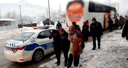 Kırılan Camı Naylonla Kapatıp Yola Devam Etmek İsteyen Şoföre Yolcular Engel Oldu