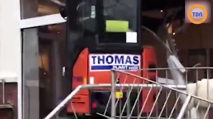 Un homme saccage l’entrée d’un hôtel à bord d’une tractopelle !