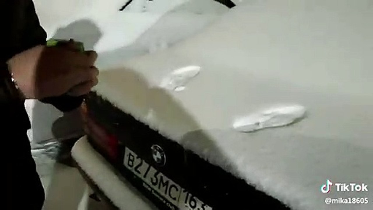 Blague russe du pipi sur la voiture enneigée