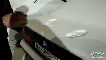 Blague russe du pipi sur la voiture enneigée