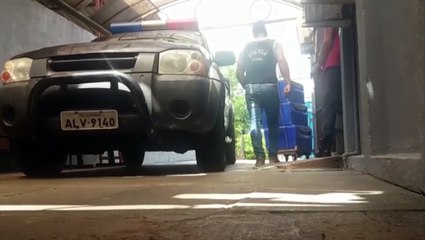 Homem que espancou a mãe é levado para audiência de custódia