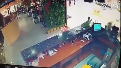 لحظات كارثية لرضيع ينزلق فوق سلالم متحركة تركته أمه للتسوق