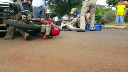 Jovem fica ferido em colisão entre moto e carro