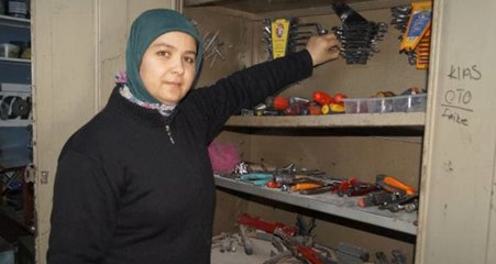 Çırak Bulamayan Sanayi Ustası, Eşini Kaportacı Yaptı