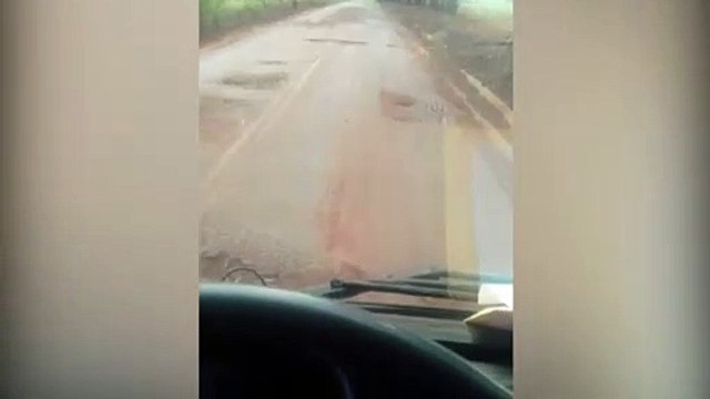 Em vídeo, motorista mostra diversos buracos na rodovia PR-180