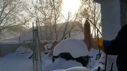 Jouer au pistolet à eau par -30°C