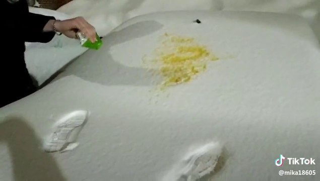 La Blague russe du pipi sur la voiture enneigée... Tellement drole